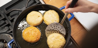 Smażą pączki w domu, potem je sprzedają. Coś mocno zaskakuje