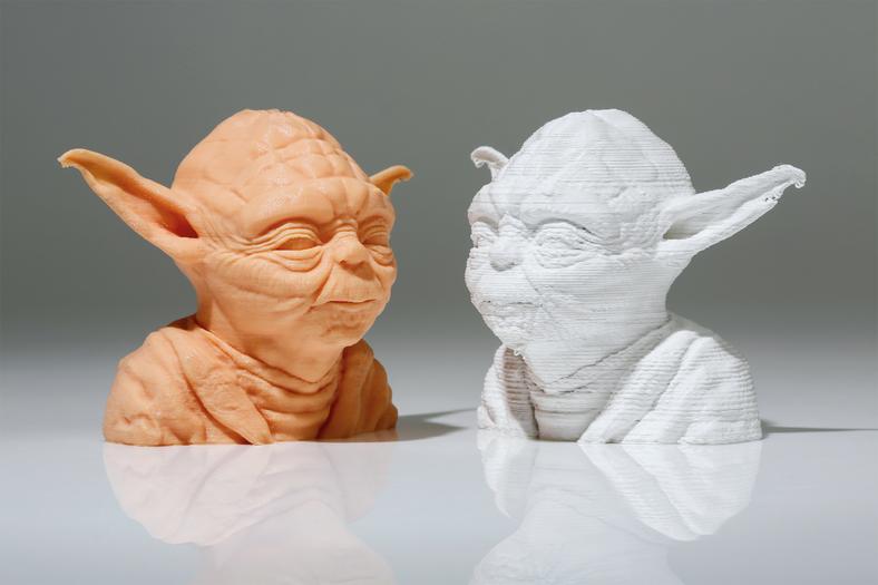 Yoda z taniej drukarki 3D (po prawej) sprawia wrażenie zgrubnego szkicu, wydruk był gotowy po 90 minutach. Ultimaker 3 wygenerował wierną kopię (po lewej) z wieloma detalami, ale potrzebował do tego prawie trzech godzin 