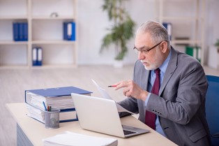 Praca po przejściu na emeryturę. Jak skutecznie zwiększyć swój budżet w 2026 roku? Nawet 3600 zł miesięcznie