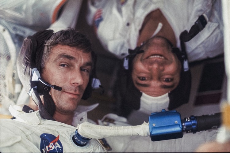Gene Cernan i Ron Evans (do góry nogami) podczas misji Apollo 17, 7‒19.12.1972, fot. Harrison 'Jack' Schmitt