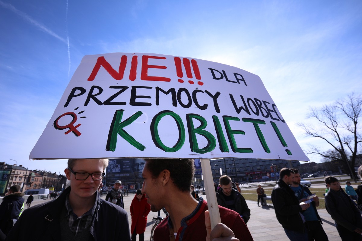 "Dzisiaj wszystkie kobiety na całym świecie, w przeszło prawie 50 krajach, protestują i walczą o swoje prawa. Zaznaczają, że nasze prawa też są ważne" - podkreśliła.