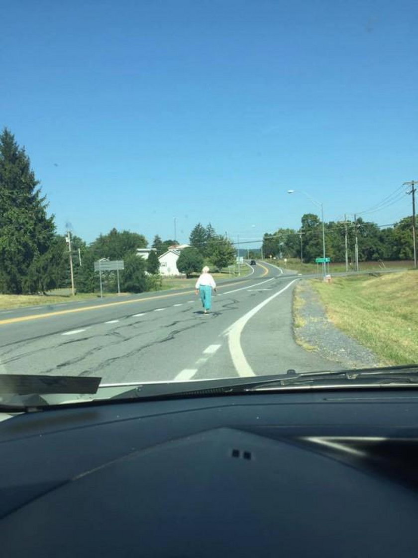 Kierowca zaniepokoił się, gdy zobaczył staruszkę idącą środkiem drogi