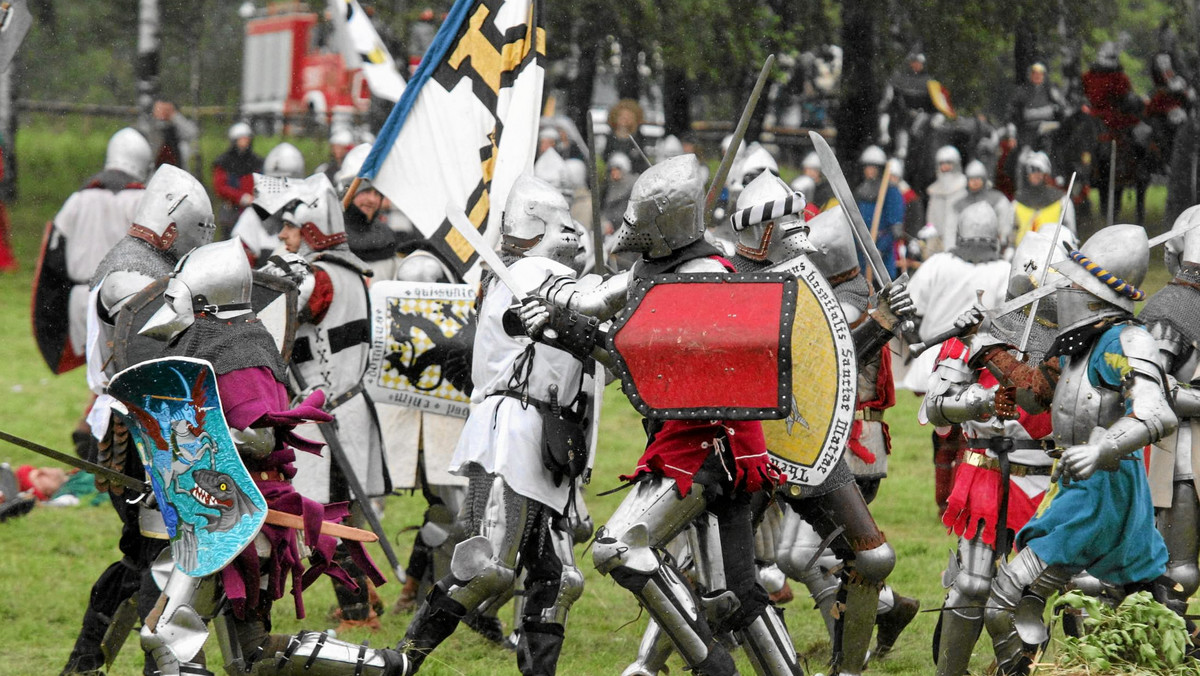 W sobotę 100 rekonstruktorów z bractw rycerskich i 40 konnych wyruszy w liczącą ponad 300 km trasę z Mazowsza na Grunwaldzkie Pola. To historyczne odtworzenie przemarszu zbrojnych na Stębark - podało PAP Muzeum Bitwy pod Grunwaldem.