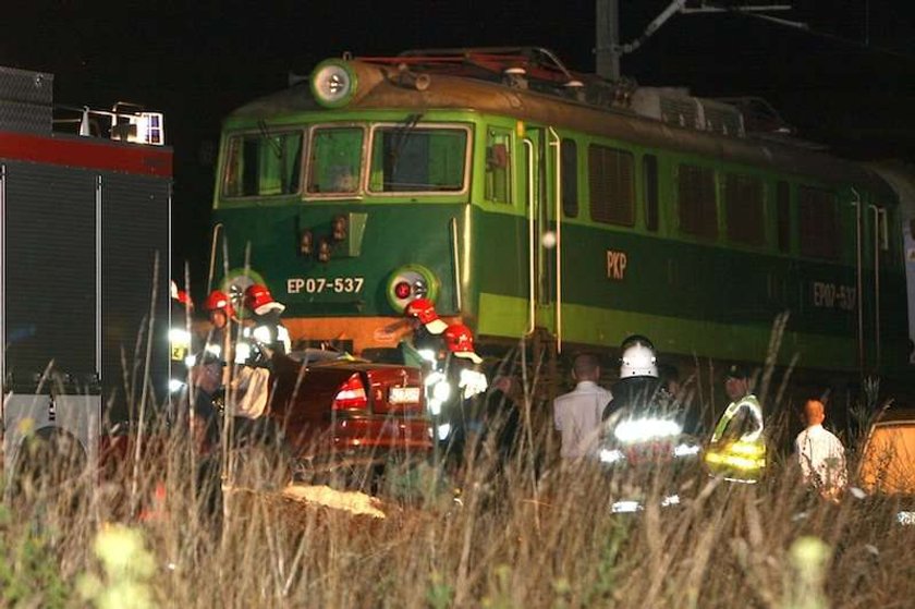 wypadek, pociąg, otwock, vectra, opel, przejazd kolejowy