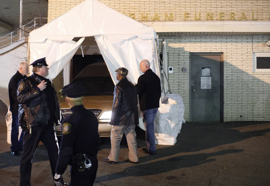 Policija u Njuarku obezbeđivala je transport tela Vitni Hjuston