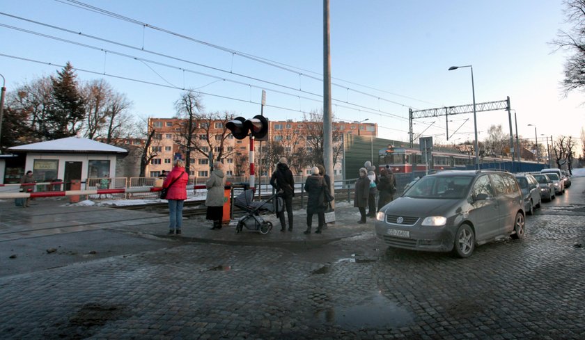 O niebezpiecznym przejeździe kolejowym na Oruni Fakt pisał wielokrotnie