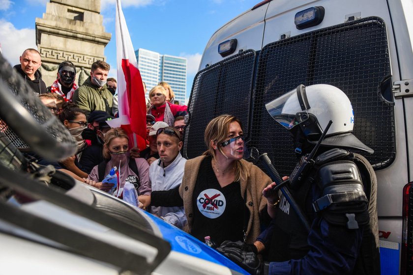 Protest przeciwko ograniczeniom związanym z koronawirusem