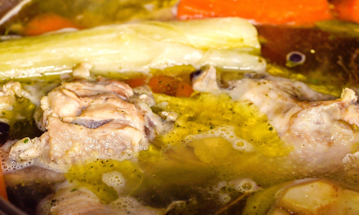 Dodaj do rosołu zamiast maggi. Ma podobny smak, a jest o niebo zdrowszy