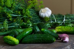 Błyskawiczne, aromatyczne i chrupkie ogórki małosolne. Ten przepis nigdy nie zawiedzie