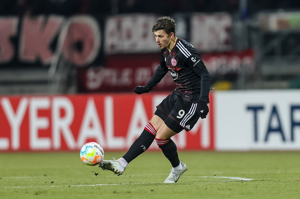 Nuernberg, Deutschland, 08.02.2023: Dawid Kownacki (Fortuna Duesseldorf) in Aktion, am Ball, Einzelaktion waehrend des DFB-POKAL - Achtelfinale Spiels zwischen 1.FC Nuernberg vs Fortuna Duesseldorf im Max-Morlock-Stadion am 8. Februar 2023 in Nuernberg. (Foto von Roland Krivec/DeFodi Images) DFB / DFL REGULATIONS PROHIBIT ANY USE OF PHOTOGRAPHS AS IMAGE SEQUENCES AND/OR QUASI-VIDEO. Nuremberg, Germany, 08.02.2023: Dawid Kownacki (Fortuna Duesseldorf) controls the ball during the DFB-Pokal match between 1.FC Nuernberg and Fortuna Duesseldorf at Max-Morlock-Stadion on February 8. 2023 in Nuernberg. (Photo by Roland Krivec/DeFodi Images) PUCHAR NIEMIEC PILKA NOZNA SEZON 2022/2023 FOT.DEFODI IMAGES/NEWSPIX.PL POLAND ONLY! --- Newspix.pl *** Local Caption *** www.newspix.pl mail us: zamowienia@newspix.pl --- Polish Picture Agency by Ringier Axel Springer Poland