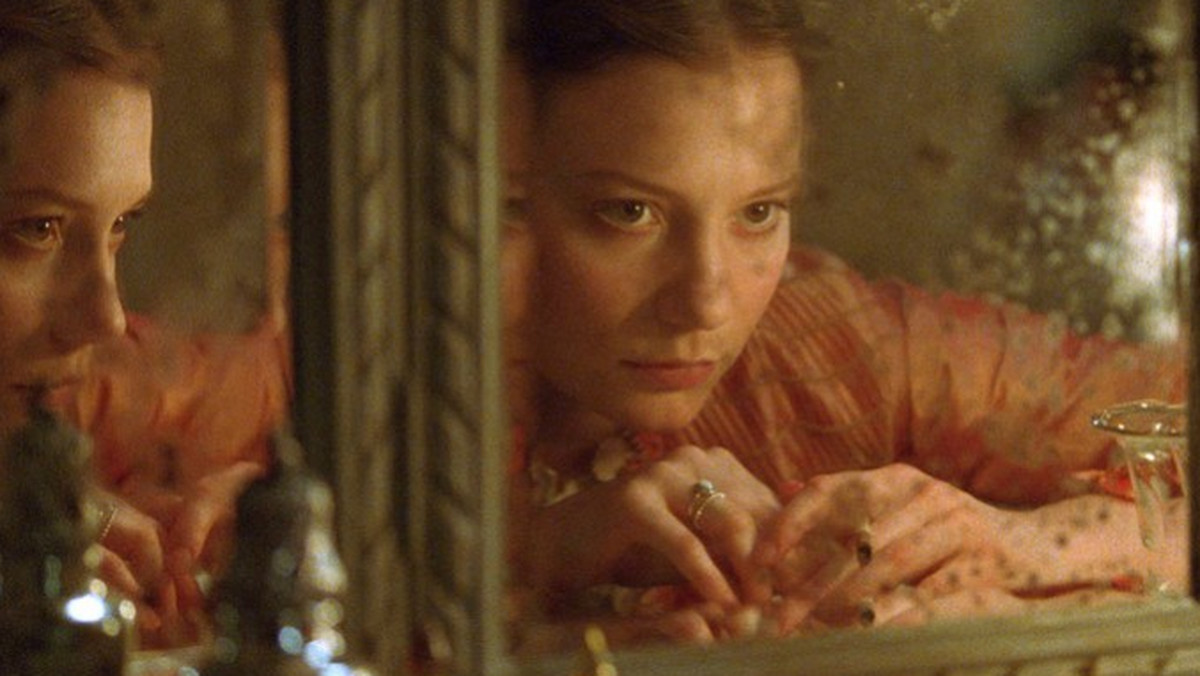 Filmowych podejść do "Madame Bovary" było wiele, wśród nich m.in. próby autorstwa Minellego i Chabrola. Sophie Barthes, pierwsza kobieta biorąca na warsztat kobiecą literacka ikonę, wybrała nową perspektywę. Wraz ze współscenarzystką Rose Barreneche zredagowały bazę Flauberta, skupiając się wyłącznie na postaci Emmy i jej psychologicznych rozterkach, pozbywając fragmentów poświęconych innym bohaterom. Usunęły także kluczowy w książce wątek ciąży – wszystko, aby nie ułatwiać widzowi jednoznacznej oceny postaci i ich działań, nie szukać zbyt łatwo definiujących scen i sytuacji. Ich celem było uaktualnienie opowieści, nadanie jej uniwersalnego, wieloznacznego charakteru. Ten cel zostaje spełniony.