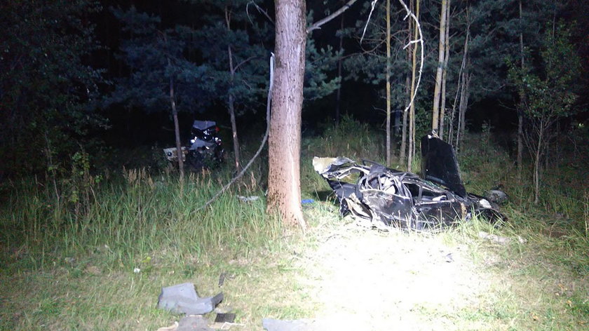 Wypadek na krajowej 65. BMW uderzyło w drzewo