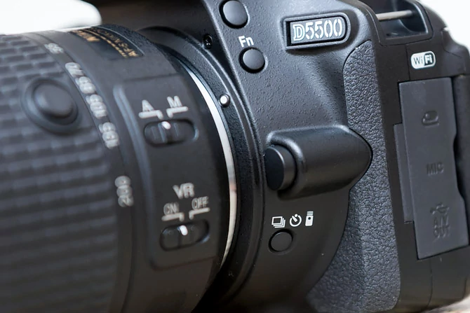 Nikon D5500 - przycisk zmiany trybu pracy migawki jest słabo wyczuwalny pod palcem.