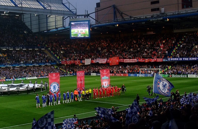 Całkowity zysk londyńskiego klubu wzrósł od 2010 do 2014 roku z 259 do 388 mln euro. Najbardziej przyczyniły się do tego przychody ze sprzedaży praw telewizyjnych (167,3 mln) oraz działalności marketingowej (135,7 mln). Stosunkowo najsłabszą częścią polityki finansowej prowadzonej przez klub są przychody z „dnia meczu” (tylko 22 proc. całkowitego zysku). Swoją wysoką pozycję w rankingu Chelsea od lat zawdzięcza dużym strumieniom euro pompowanym przez rosyjskiego oligarchę Romana Abramowicza. Wielkość klubu w ostatniej dekadzie w największej mierze łączy się właśnie z Rosjaninem oraz portugalskim trenerem Jose Mourinho (również obecnym).