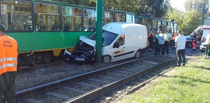 Dostawczak wjechał pod tramwaj. Trudności na Starołęckiej