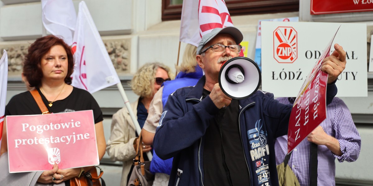 Protest w oświacie. W Łodzi rok szkolny nauczyciele zaczęli pikietą.