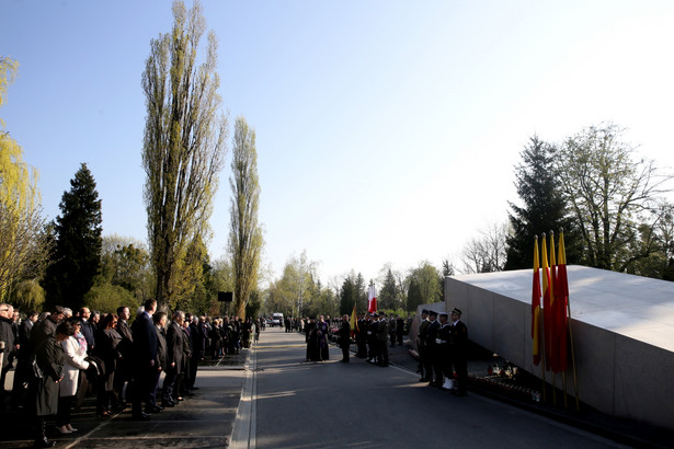 Ceremonia, z udziałem wojskowej asysty honorowej, rozpoczęła się od minuty ciszy oraz odegrania hymnu państwowego