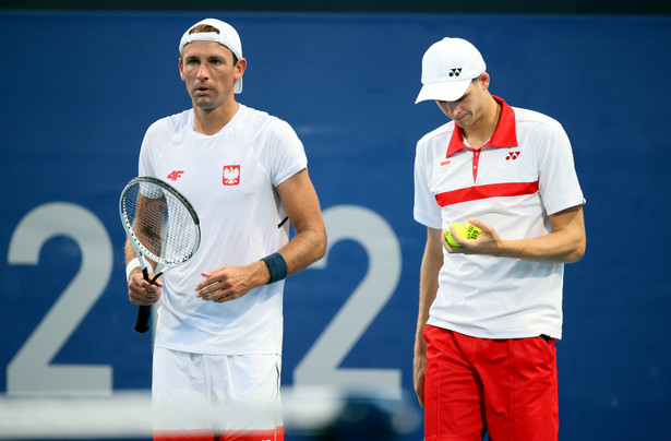 Łukasz Kubot (L) i Hubert Hurkacz (P) podczas meczu 1. rundy gry podwójnej z parą deblową Jan-Lennard Struff i Alexander Zverev z Niemiec