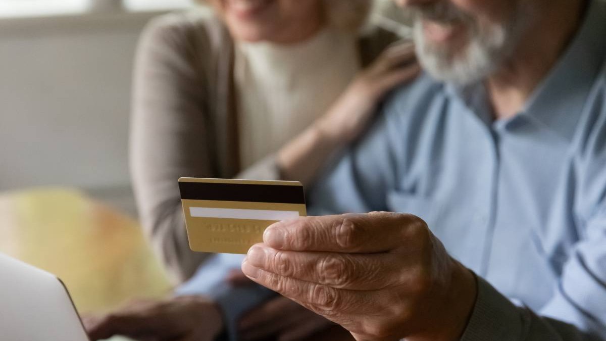 O îngrijitoare a folosit de 139 de ori cardul bătrânului pe care îl îngrijea și l-a lăsat fără 10.479 de lei