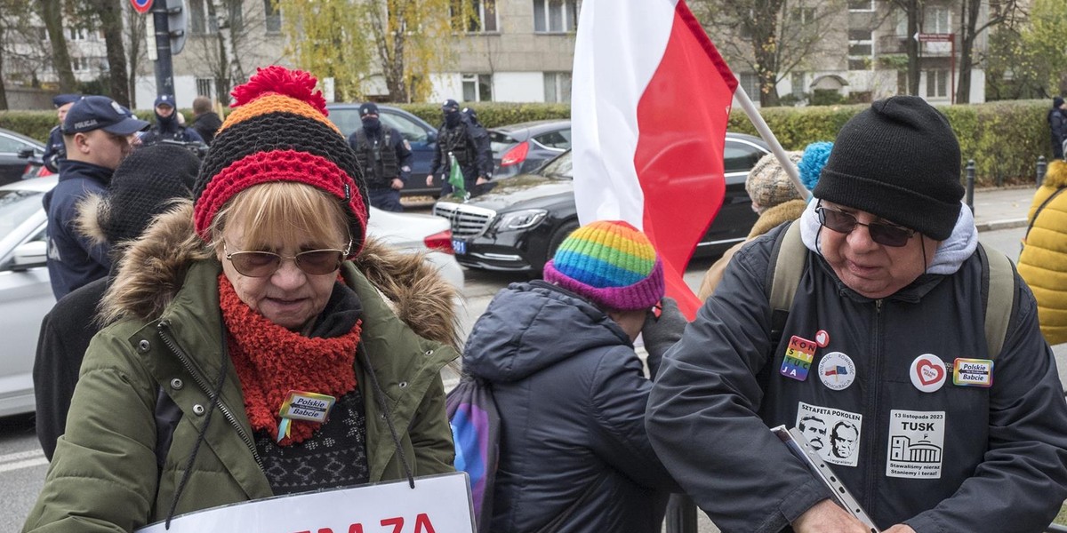 Demontaż barierek przed Sejmem. 