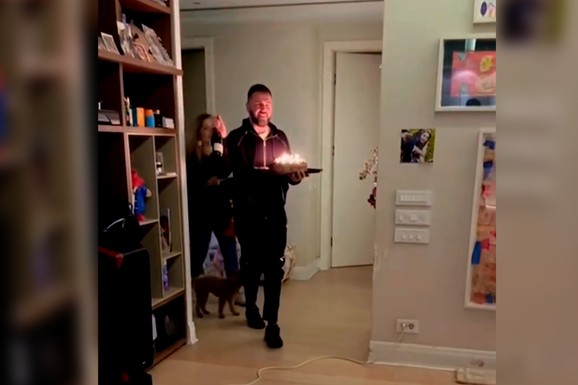 NEVIĐENI SNIMCI SA PROSLAVE ROĐENDANA ČEDE JOVANOVIĆA Na stolu nema čega nema: Aleksandar Kos grli političara, nazdravljaju šampanjcem