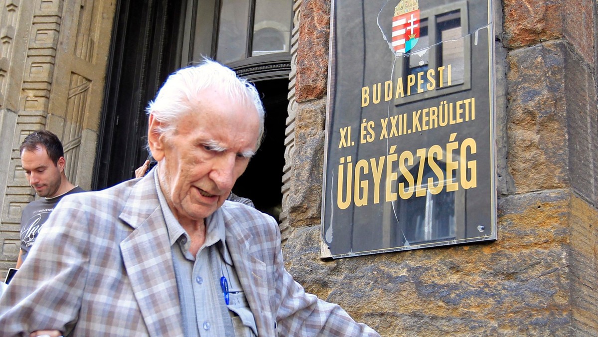 Laszlo Csatary, 97-letni węgierski zbrodniarz wojenny ujęty przez budapeszteńską policję, współpracuje z prokuraturą, ale nie poczuwa się do winy za udział w deportacji Żydów - poinformował w środę zastępca prokuratora generalnego Jeno Varga.