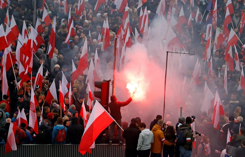 Duda przemawia, a za jego plecami coś co powinno zakończyć marsz