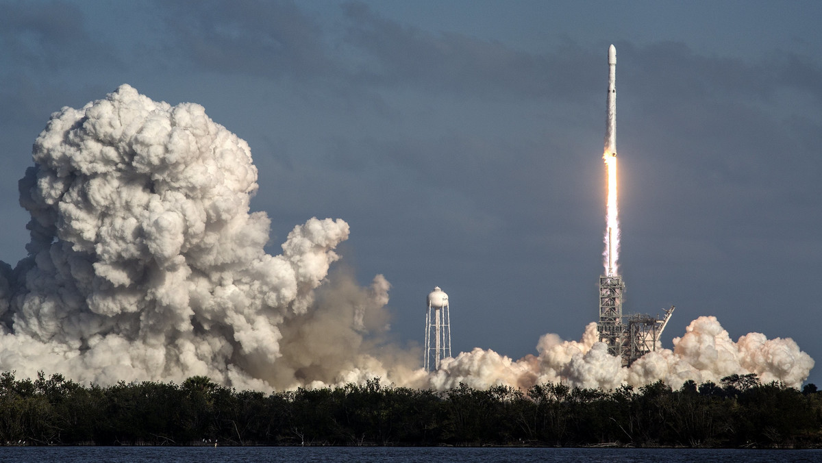 SpaceX wystrzelił swoją największą rakietę - Falcon Heavy. Start - ze względu na warunki pogodowe - był dwukrotnie przekładany. Ostatecznie Falcon Heavy z próbnym ładunkiem wystartował w kierunku Marsa o godz. 21.45. Na pokładzie maszyny jest sportowy samochód firmy Tesla.