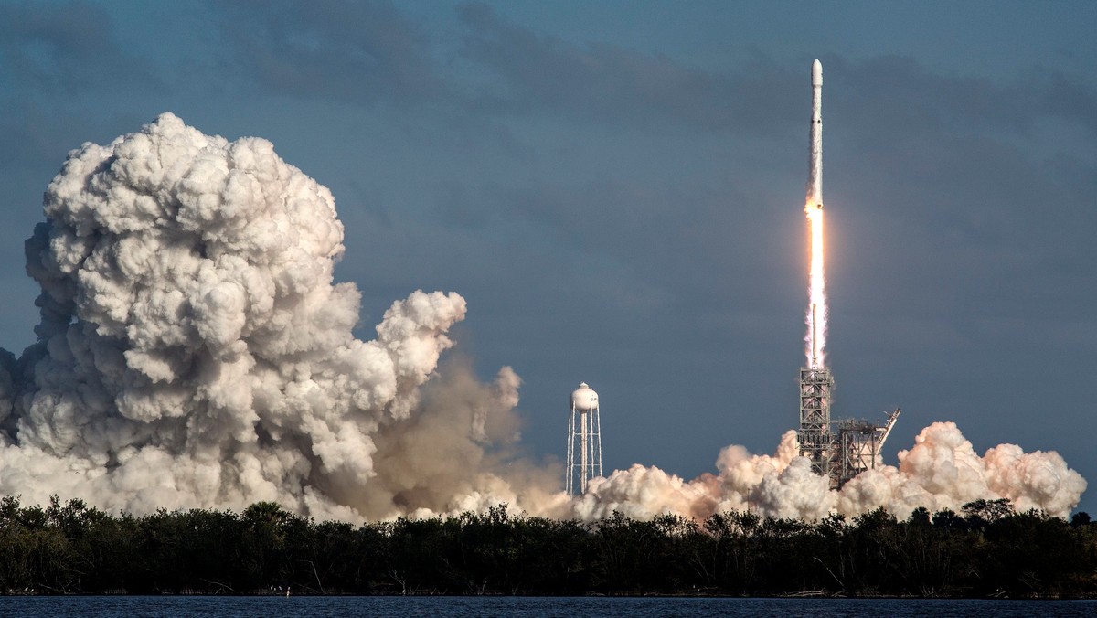 SpaceX wystrzelił swoją największą rakietę - Falcon Heavy. Start - ze względu na warunki pogodowe - był dwukrotnie przekładany. Ostatecznie Falcon Heavy z próbnym ładunkiem wystartował w kierunku Marsa o godz. 21.45. Na pokładzie maszyny jest sportowy samochód firmy Tesla.