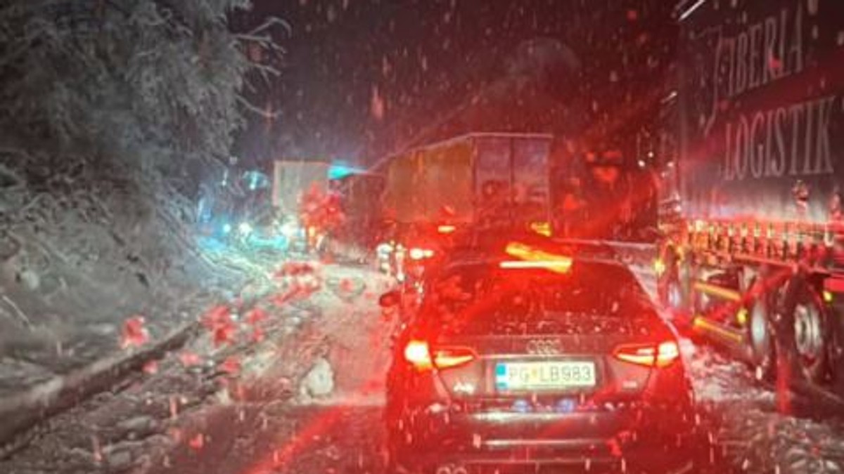 SNEG NE PRESTAJE DA VEJE U OVOM DELU SRBIJE Saobraćaj otežan, formirala se kolona vozila: RHMZ izdao upozorenje, OVO NIJE KRAJ (FOTO)  Kép