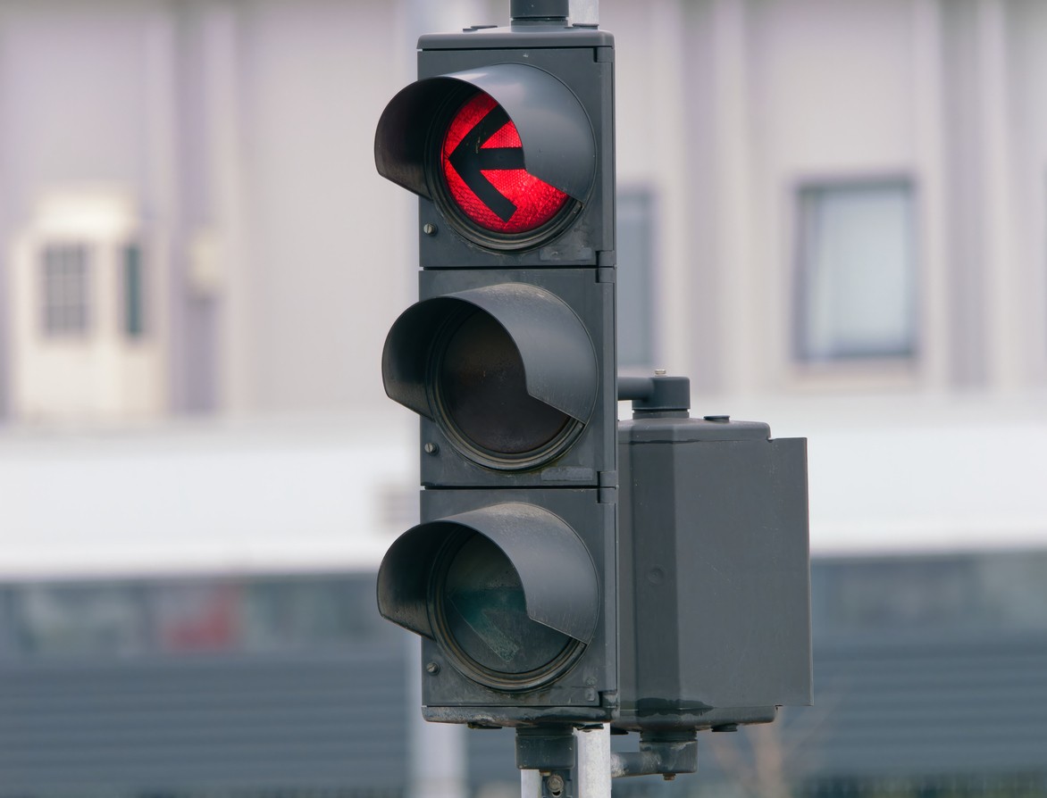To, že sa červená rozsvietila až po vašom vjazde do križovatky, nie je dôvod, aby ste sa vyhli blokovej pokute, ak vás pri tomto manévri prichytí policajná hliadka alebo zachytí kamera.