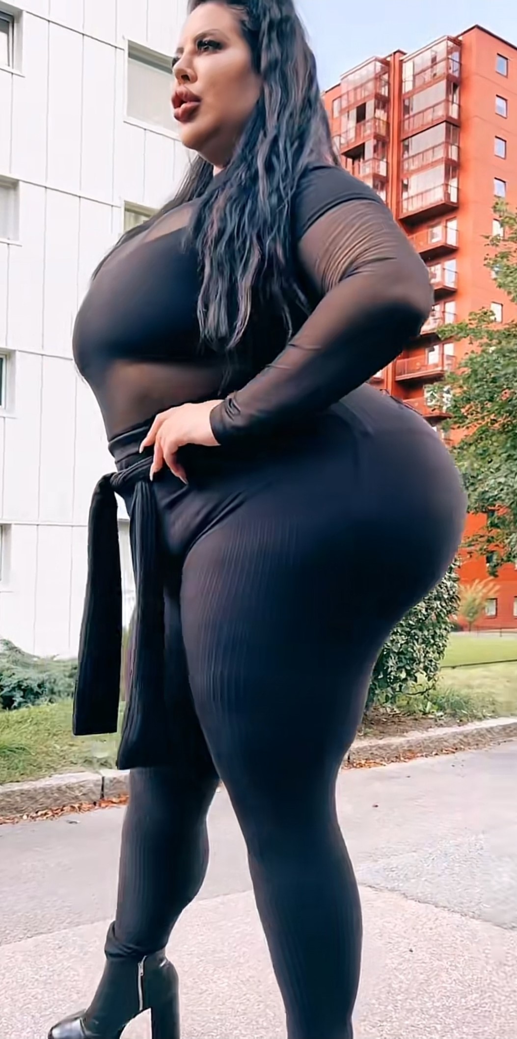 Natasha na TikToku predvádza svoje krivky.