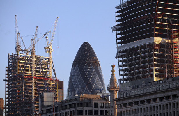 Po środku słynny budynek Swiss Re Insurance, zwany również "the Gherkin", po lewej budowa the Leadenhall Building, po prawej budowa 20 Fenchurch Street, zwanego "Walkie-Talkie" building. Londyn, 30.11.2012