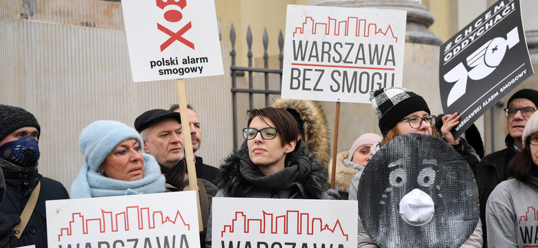 Warszawa: przed ratuszem odbyła się pikieta na rzecz poprawy jakości powietrza