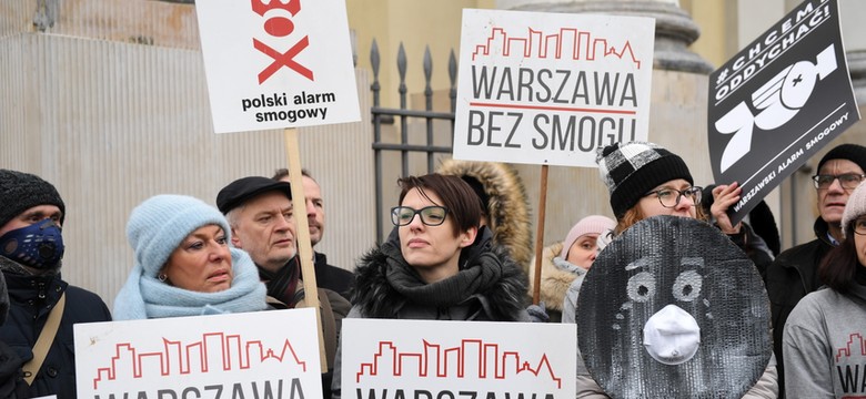 Warszawa: przed ratuszem odbyła się pikieta na rzecz poprawy jakości powietrza