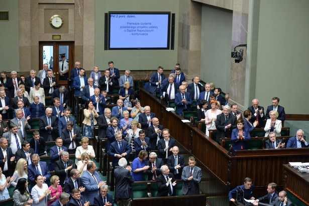 Posłowie PiS i przedstawiciele rządu po głosowaniu w Sejmie.