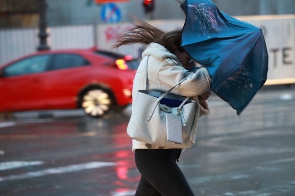 (FOTO, VIDEO) APOKALIPSA NA BALKANU! Jak vetar "obrnuo" vodopad u Sloveniji, u Hrvatskoj se od snega ništa ne vidi: Desetine hiljada ljudi BEZ STRUJE I VODE!
