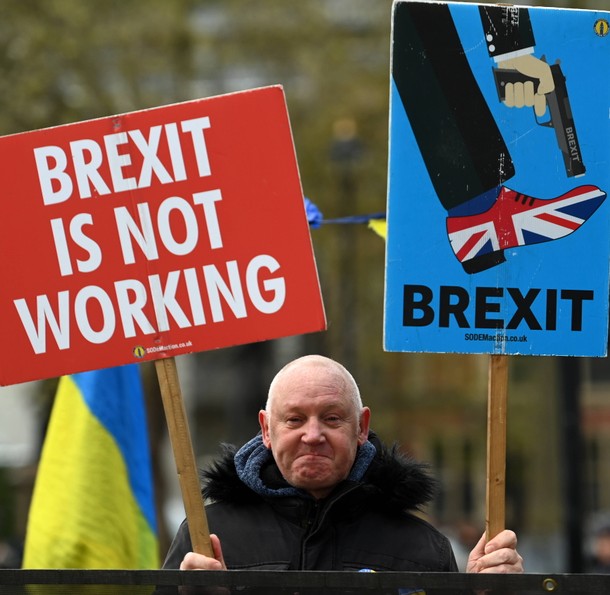 Jeden z zawiedzionych Brytyjczyków protestujący przeciwko brexitowi i jego skutkom.