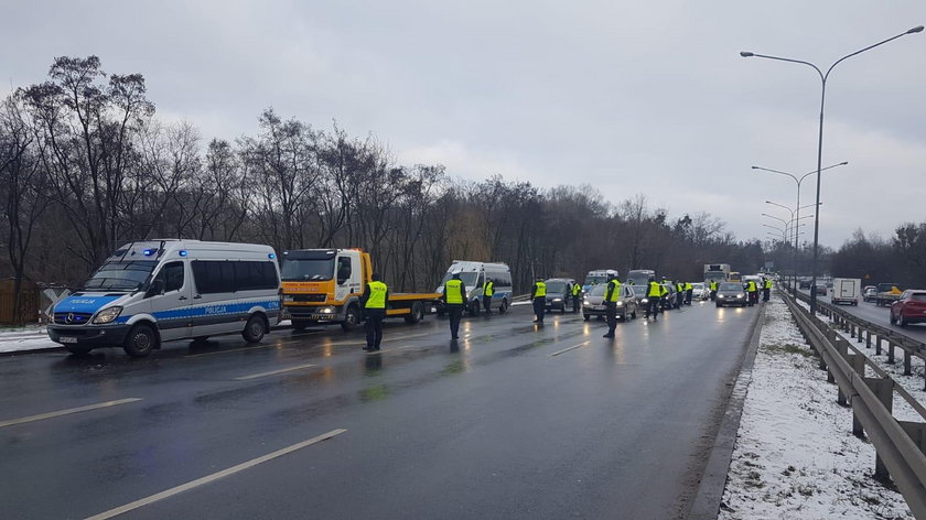 Pan Wojciech nie zdążył na pogrzeb siostry. Wszystko przez akcję policji