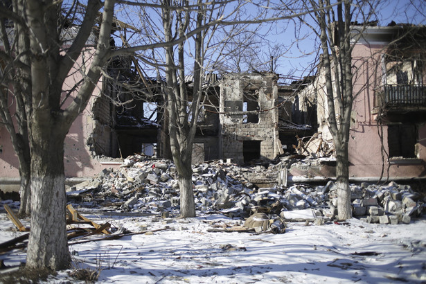 Ukraińcy opuszczają Debalcewe. Sznur karetek ciągnie w stronę miasta