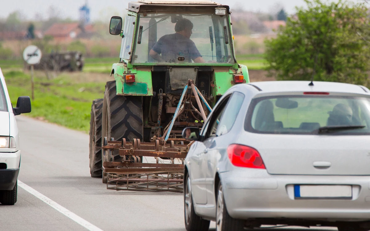  Czy można wyprzedzać traktor na linii ciągłej? Odpowiedź zaskakuje