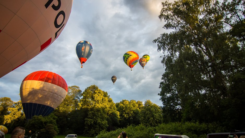 II Zawody Balonowe "In The Silesian Sky" - start balonów świtem z pszczyńskiego parku zamkowego - 25.06.2022 r. - autor: Andrzej Grynpeter