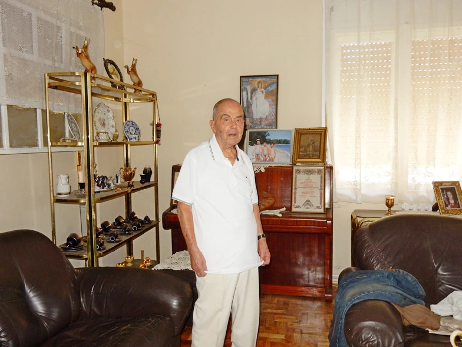 Aleksandar godinama živi sam