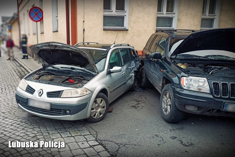 Pijany 20-latek uderzył autem w betonowy płot