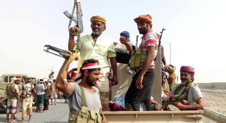 Yemeni pro-government forces gather on the eastern outskirts of Hodeida, as they push deeper into the strategic port city to battle Huthi rebels on November 9, 2018