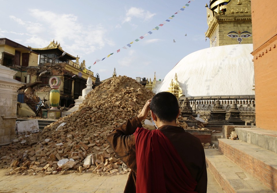 epaselect NEPAL EARTHQUAKE AFTERMATH (Death toll passes 2,300 as major aftershocks continue to rock Nepal )