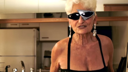 Kortalan szerelem: így készül fel fiatalabb kedvesével a szexre egy 82 éves nő – videó