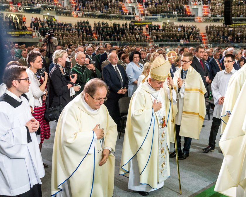 Biskup Edward Janiak ukarany za tuszowanie afer pedofilskich. Kim jest hierarcha?