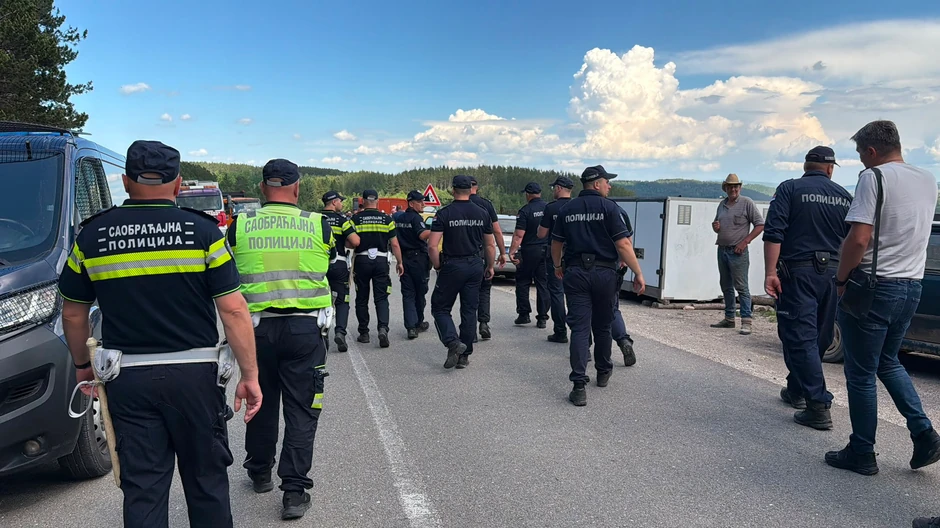 Puno policije kod deponije