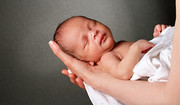 Jak nosić noworodka? Zasady i najlepsze sposoby